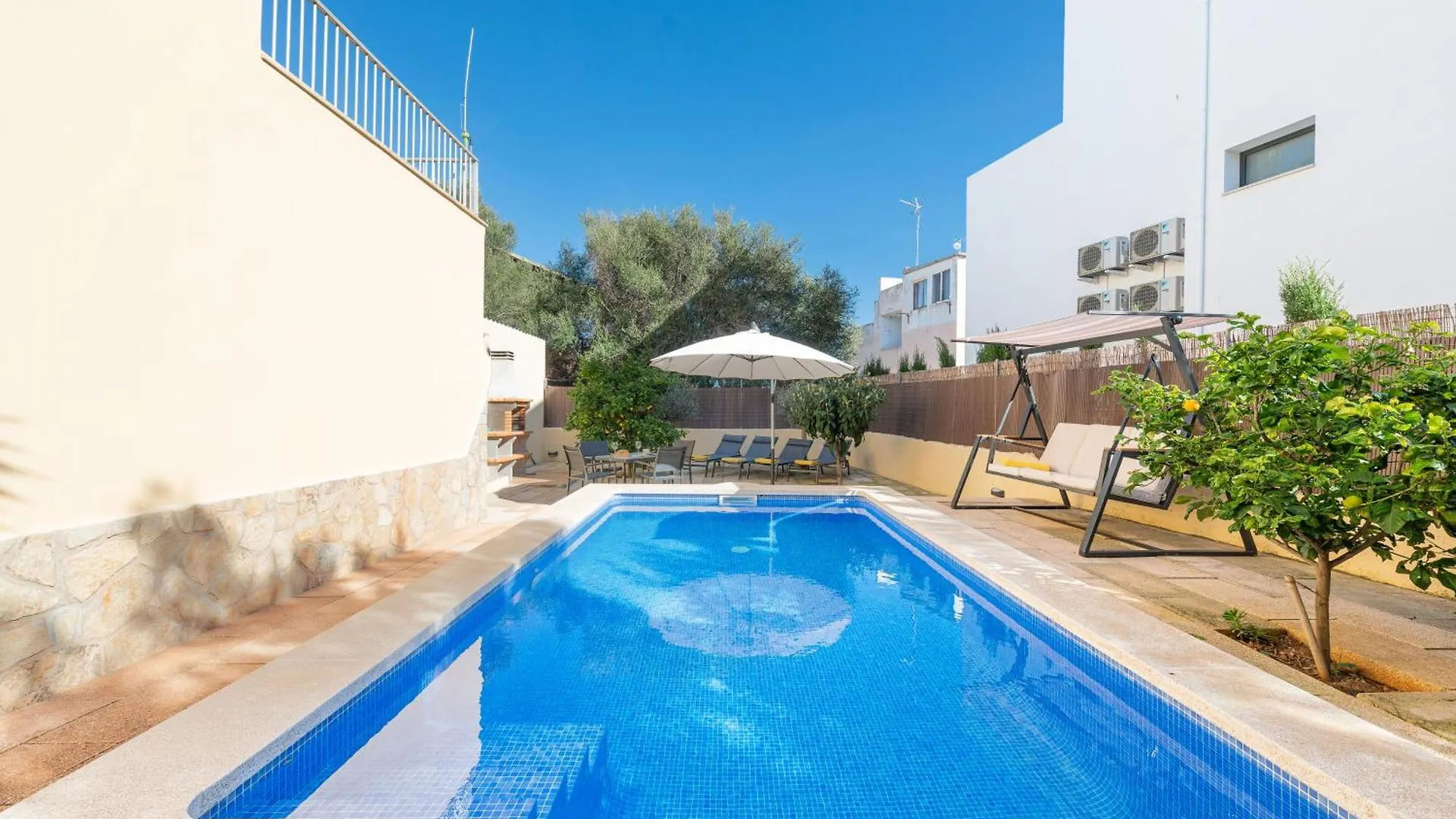 Amplia Villa En Mallorca Con Jardin, 4 Dormitorios Y Zona Bbq Cerca Del Mar En Portocolom Portocolom