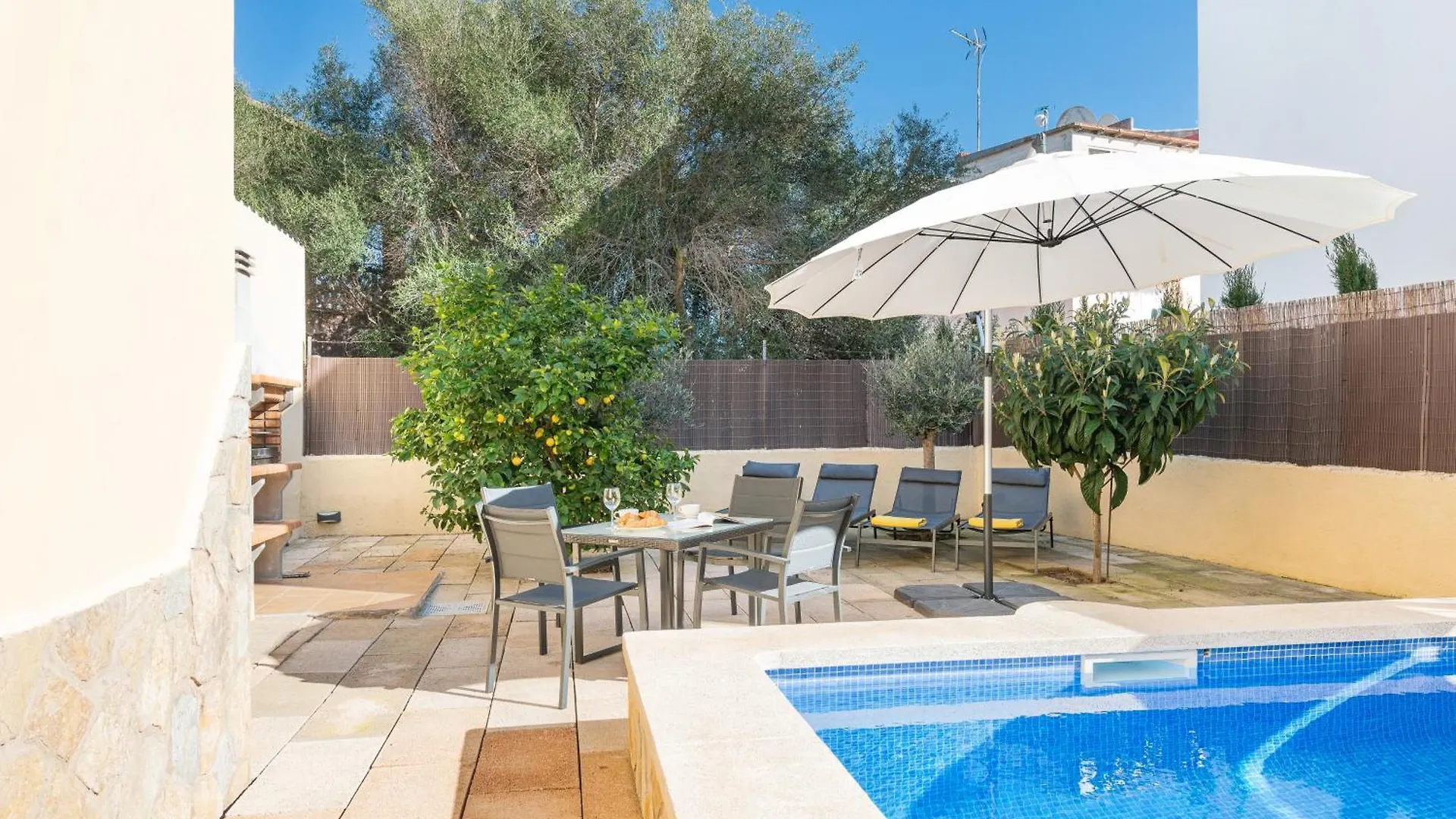 Amplia Villa En Mallorca Con Jardin, 4 Dormitorios Y Zona Bbq Cerca Del Mar En Portocolom Portocolom