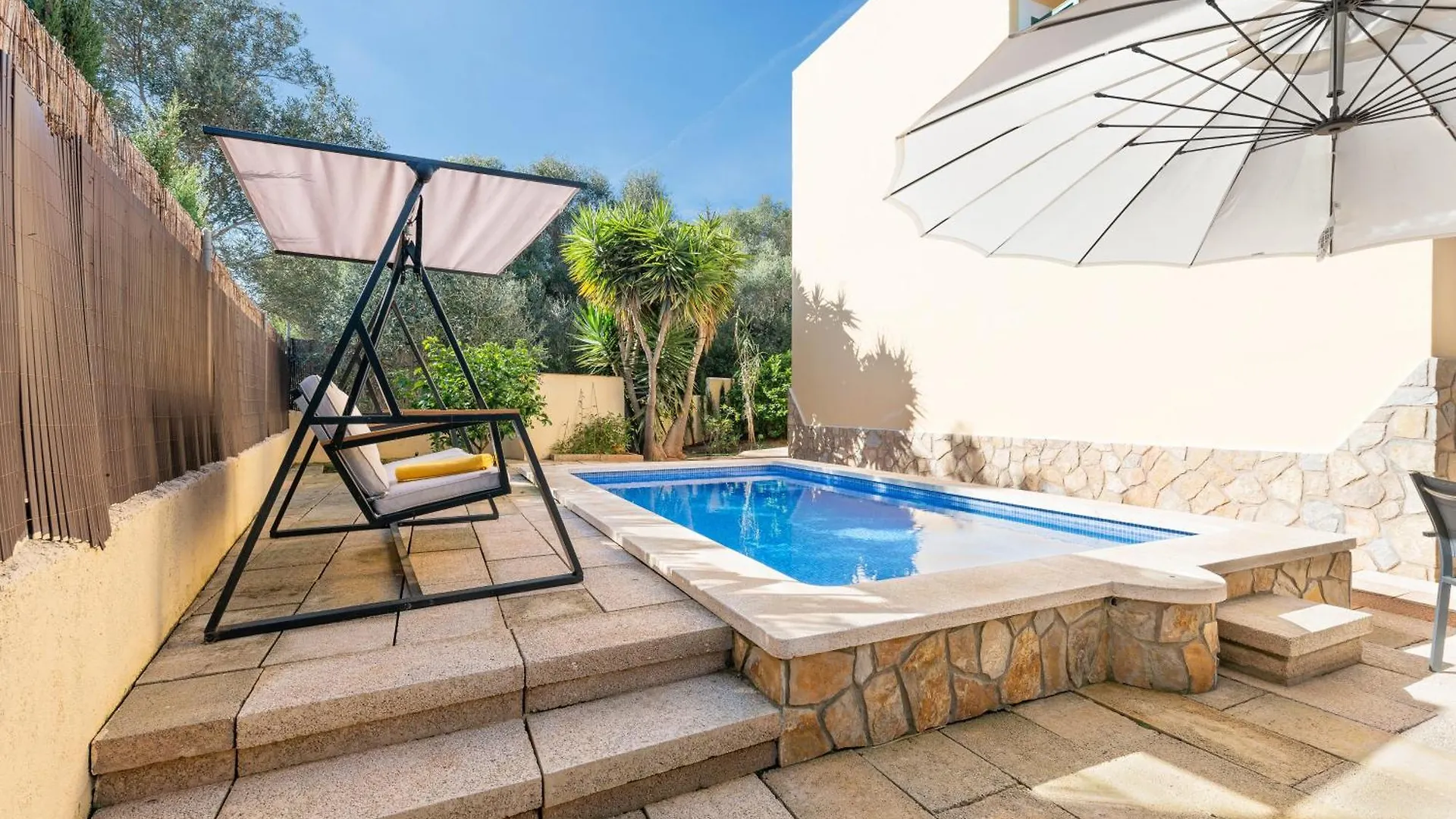 Amplia Villa En Mallorca Con Jardin, 4 Dormitorios Y Zona Bbq Cerca Del Mar En Portocolom Portocolom